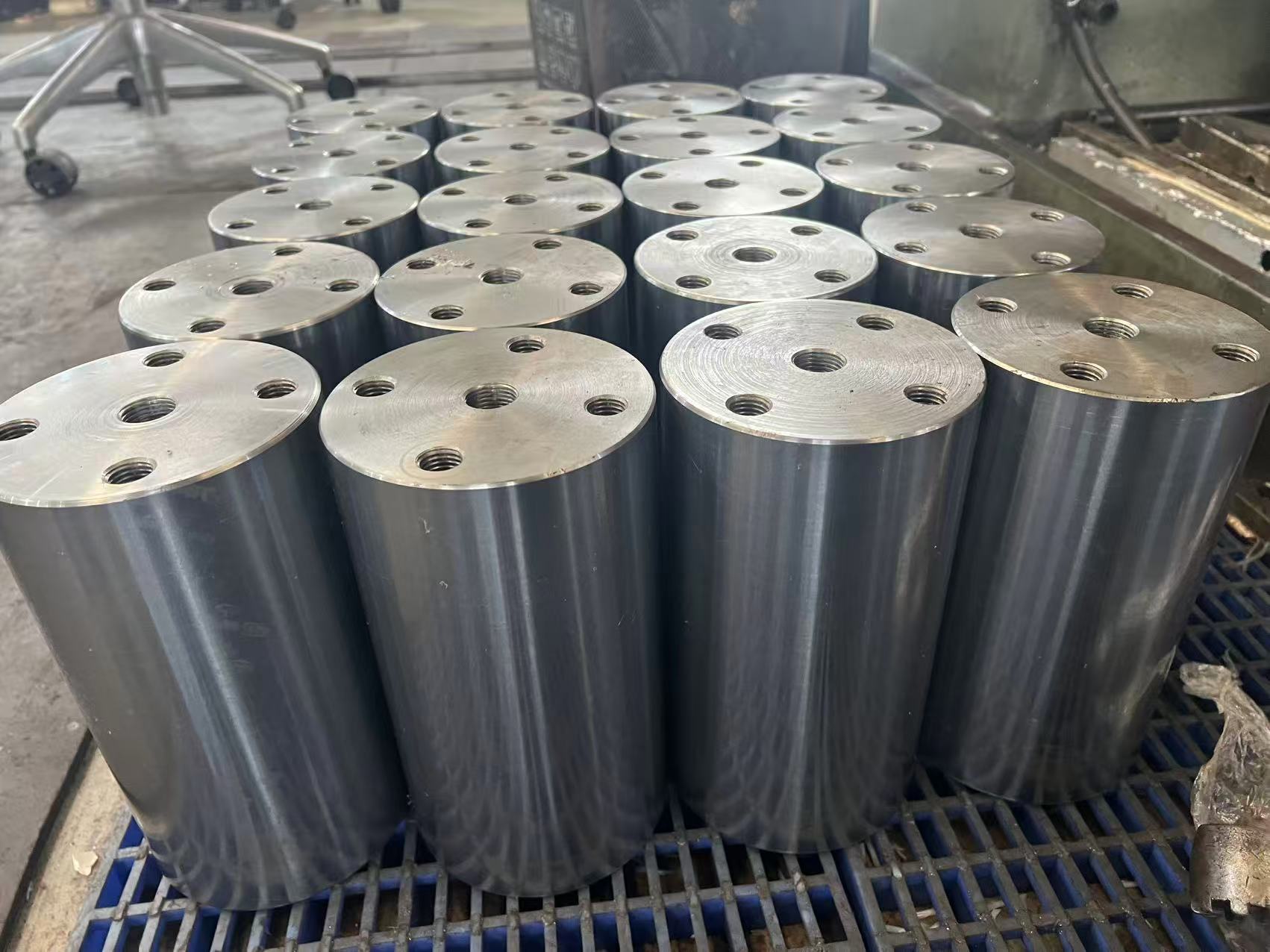 Large hydraulic cylinder in Hydel Shanghai workshop